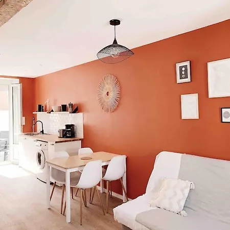 Vermeille: Terrasse Calme Au Coeur Du Village Apartment